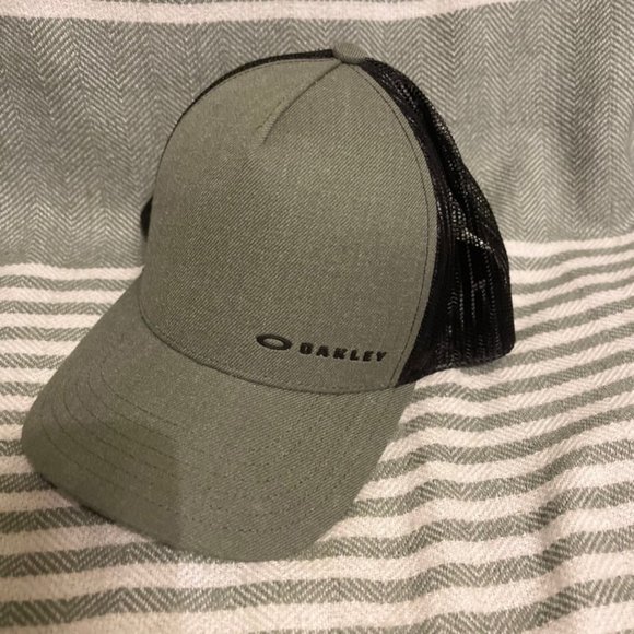 Oakley Baseball Cap - Picture 1 of 2